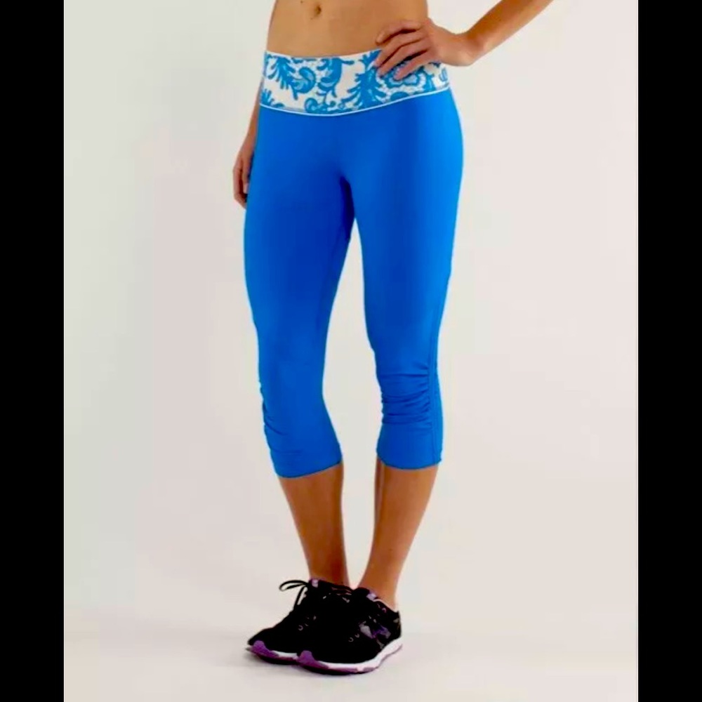 Blue & Cream Polar Laceoflage Lululemon Crop Sz 2